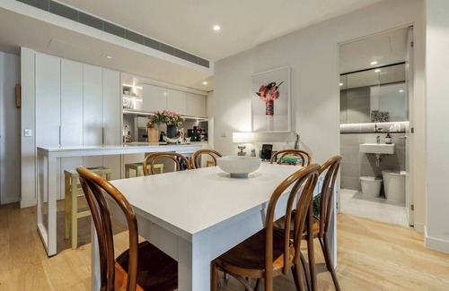 Collingwood Appartement | Urban Escape on Smith Street w Balcony and Parking