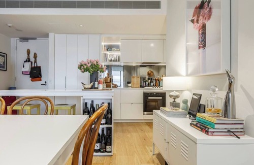 Collingwood Appartement | Urban Escape on Smith Street w Balcony and Parking