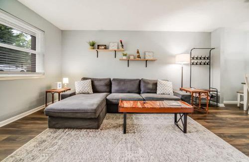 Buechel Appartement | Urban Excitement Suburban Calm Hot Tub & Game Room