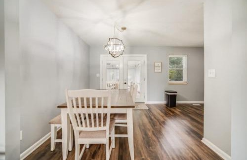 Buechel Appartement | Urban Excitement Suburban Calm Hot Tub & Game Room