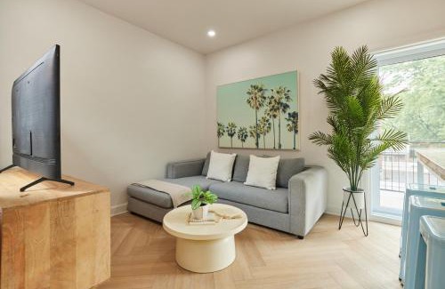 Plateau Mont Royal Appartement | Urban Gem in Le Plateau by Denstays