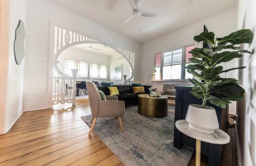 Booval Maison | Urban Getaway Colonial 6 beds 2 bath aircon pet family