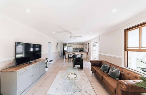 Eastern Heights Maison | Urban Getaway Ipswich Colonial 6 bed 3 bath