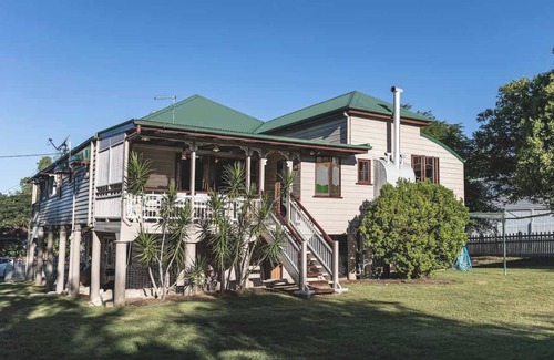 Eastern Heights Maison | Urban Getaway Ipswich Colonial 6 bed 3 bath