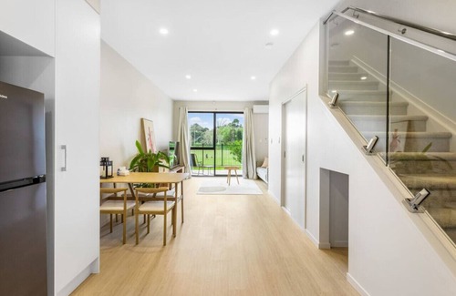 Otahuhu Appartement | Urban Glow Townhouse with parking