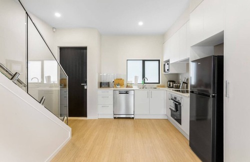 Otahuhu Appartement | Urban Glow Townhouse with parking