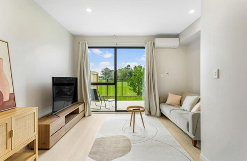 Otahuhu Appartement | Urban Glow Townhouse with parking
