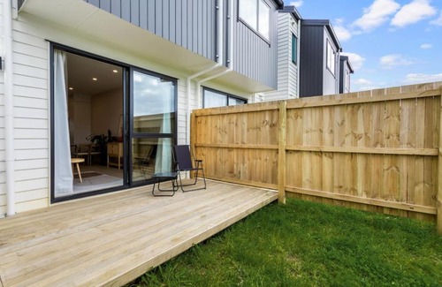 Otahuhu Appartement | Urban Glow Townhouse with parking