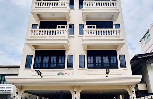 Wang Thonglang Maison | Urban Grace 5 Bedroom Spacious House Prime Location Near BTS Skytrain