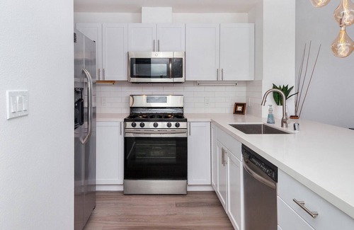 Downtown San Diego Copropriété | Urban Hi-Tech 2 BR Escape in Little Italy~Near Bay, Gas Lamp & Beaches!
