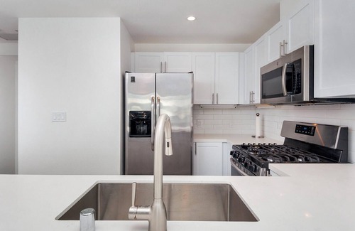 Downtown San Diego Copropriété | Urban Hi-Tech 2 BR Escape in Little Italy~Near Bay, Gas Lamp & Beaches!
