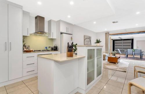 Mawson Lakes Maison | Urban Junction - Walk to Mawson Lakes Dining & Shops