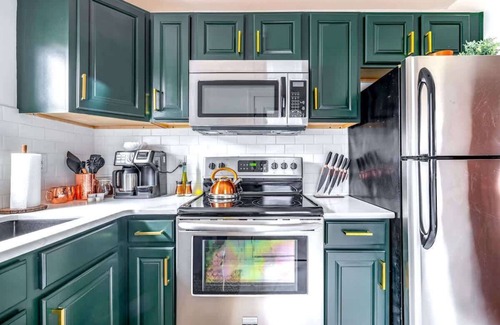Italian Village Maison | Prime Location - Urban Jungle - Pets - Parking Free