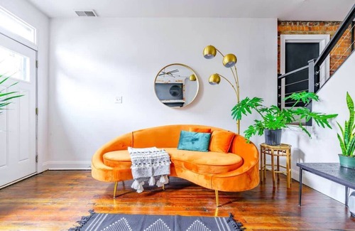 Italian Village Maison | Prime Location - Urban Jungle - Pets - Parking Free