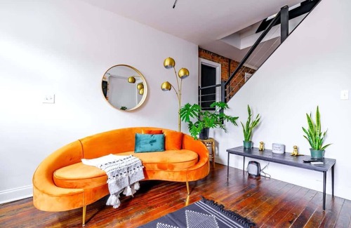 Italian Village Maison | Prime Location - Urban Jungle - Pets - Parking Free