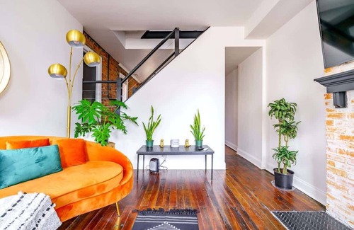 Italian Village Maison | Prime Location - Urban Jungle - Pets - Parking Free
