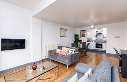 The Westside Appartement | Urban Oasis: Garden Views, Balcony, Free Parking