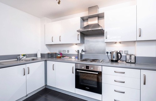 The Westside Appartement | Urban Oasis: Garden Views, Balcony, Free Parking