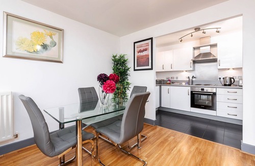 The Westside Appartement | Urban Oasis: Garden Views, Balcony, Free Parking