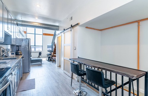 East Passyunk Crossing Maison | Urban Oasis in Philly! Quiet Private Rooftop, 2 workspaces, GARAGE AT REQUEST
