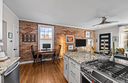 Speer Maison | Urban Oasis in Trendy Baker Neighborhood - Fenced Area for Dogs