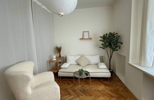 Bubenec Appartement | Urban Retreat I Stylish Boho Apartment in Letná - 10 minutes to Old Town