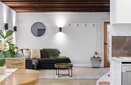 Stockton Appartement | Urban Retreat 700m to Little Beach