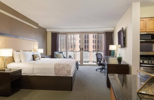 Logan Square Hôtel | Urban Retreat Suite w/ Kitchen, Balcony, and City Views | Near The Liberty Bell
