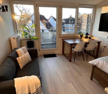 Erlenstegen Appartement | UrHOME 22 City, Airport, Messe, Auto-,Straßenbahn