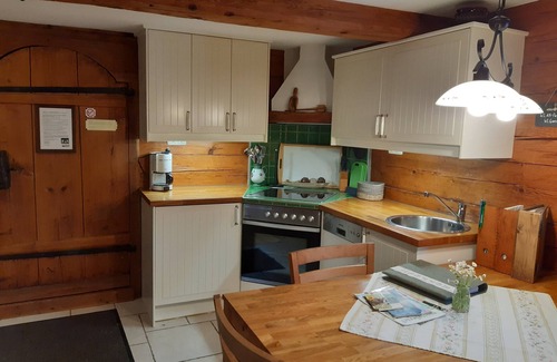 Sankt Peter in der Au Appartement | Uriges Holzhaus mit Kaminofen und Überdachtem Balkon im OG