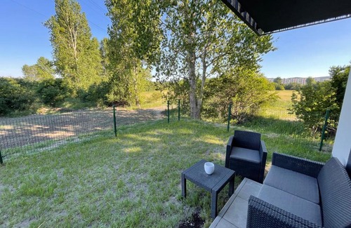 Rumia Appartement | Uroczy Apartamet z Ogródkiem i widokiem na naturę,