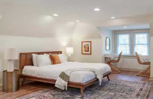 Clintonville Appartement | Close to OSU Rooftop Patio Grill & Outdoor TV