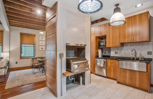 Murray Hill Maison | 3 Story Stunner in Murray Hill <1 mile from USNA!