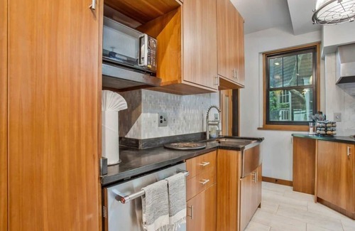 Murray Hill Maison | 3 Story Stunner in Murray Hill <1 mile from USNA!