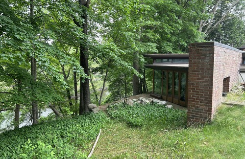Alto Chalet De Ski | Usonian Frank Lloyd Wright Inspired River House on the Thornapple River