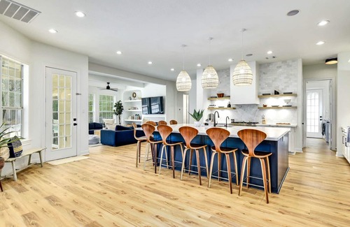 Hudson Bend Maison | UT Football Fave - Pool, Hot Tub, Fire Pit, + More