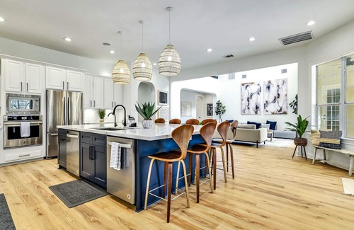 Hudson Bend Maison | UT Football Fave - Pool, Hot Tub, Fire Pit, + More