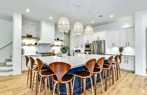 Hudson Bend Maison | UT Football Fave - Pool, Hot Tub, Fire Pit, + More