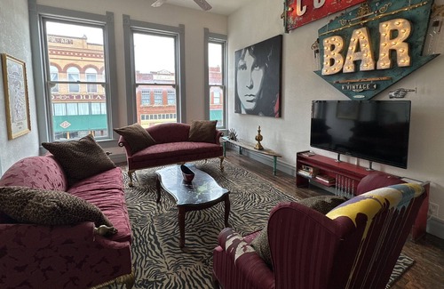 Guthrie Lit Et Petit-Déjeuner | Utopia Joe Loft - Great Downtown Views with Hardwood Floors & Original Art