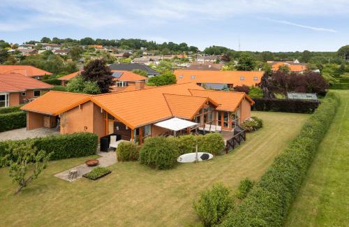Naestved Maison | Værelse, bad og toilet i villa