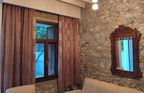 Mytilene Maison | V House Cozy & Quiet Escape