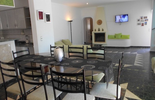 Gambelas Villa | V3-Faro a / c, w / piscine / barbecue / table de ping pong, Net / TV / plage, l'aéroport et l'hôpital