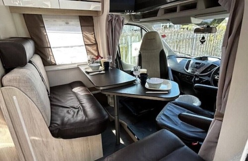 Heaton Maison | Vaaroom London Explorers' Pod