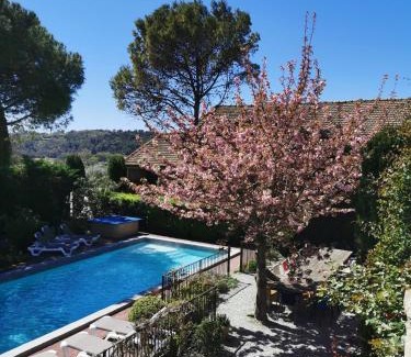 Saint-Cesaire-de-Gauzignan Maison | Vacances chez l'antiquaire 15 personnes 10 chambres