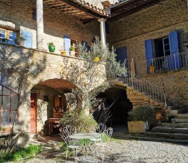 Saint-Cesaire-de-Gauzignan Maison | Vacances chez l'antiquaire 15 personnes 10 chambres