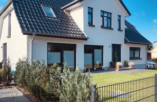 Meschendorf Appartement | Vacation apartment "Baltic Sea in view" 50m walk to the beach and sea view