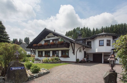 Groenebach Appartement | Vacation apartment with natural wood furniture and balcony