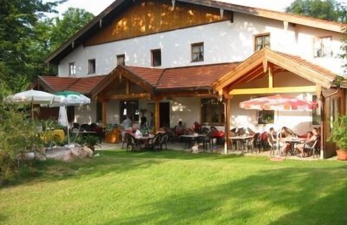 Staudach-Egerndach Appartement | Apartment with beer garden view, shower, toilet and balcony