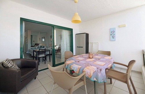 Costa Teguise Appartement | Appartement de vacances 'Al Sole Studios Playa Roca' avec vue sur la mer, piscine partagée et Wi-Fi