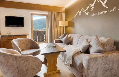 Burgusio Appartement | Pet-friendly Vacation Apartment Sonnenhof SONNBLICK with Mountain View, Wi-Fi, Terrace & BBQ